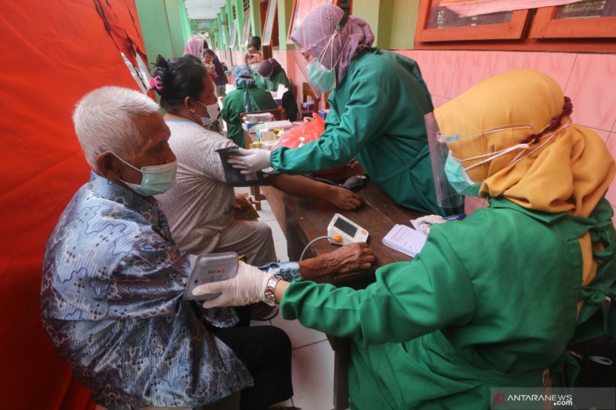 Belasan pengungsi akibat tanah longsor di Nganjuk reaktif