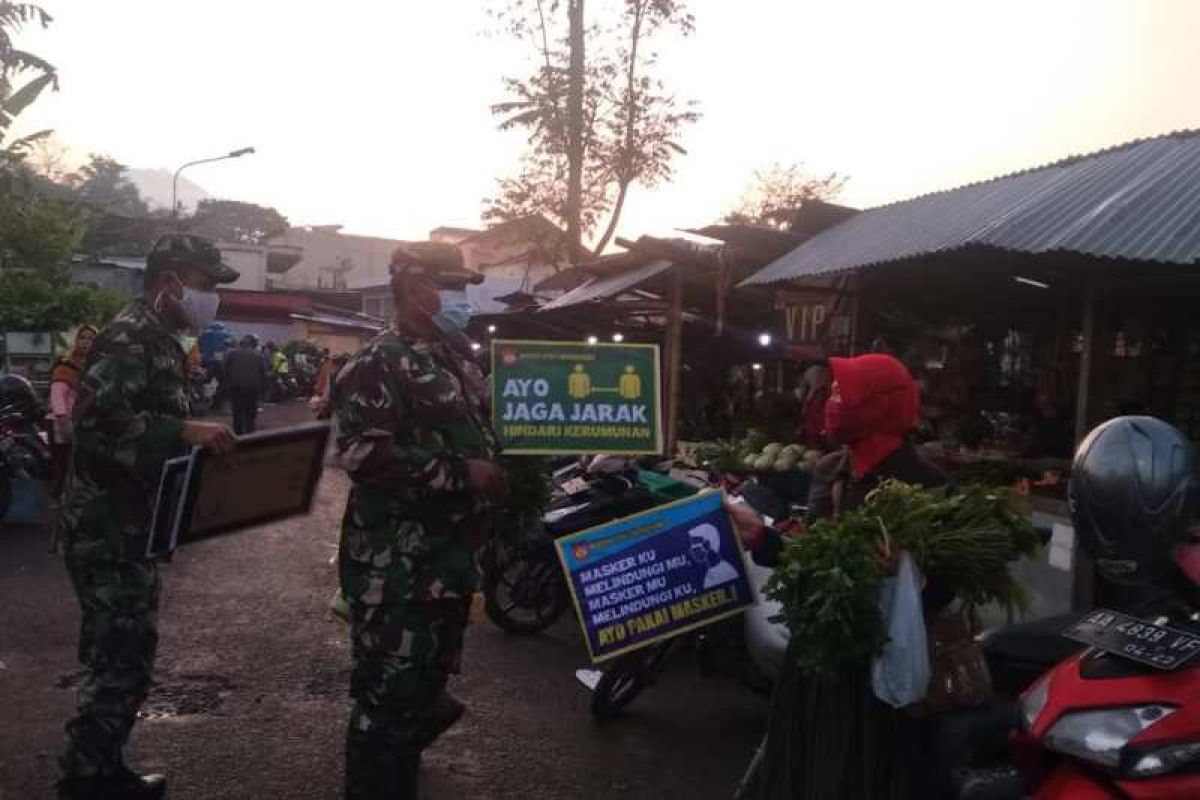 Babinsa Wonosobo tegakkan disiplin prokes di Pasar Pagi Madusari