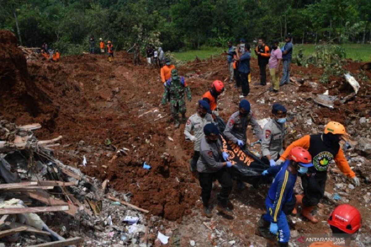 Petugas gabungan mulai lanjutkan pencarian korban tanah longsor di Ngetos-Nganjuk
