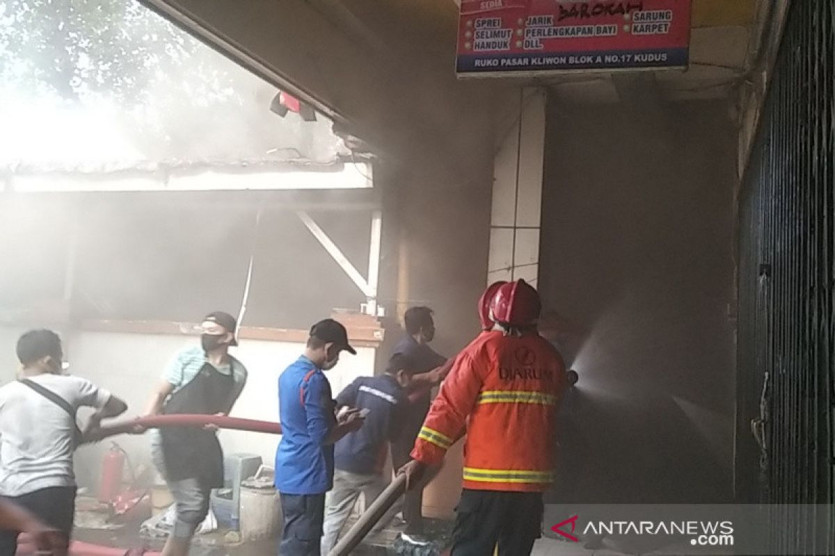 Sebuah kios pakaian di Pasar Kliwon Kudus terbakar