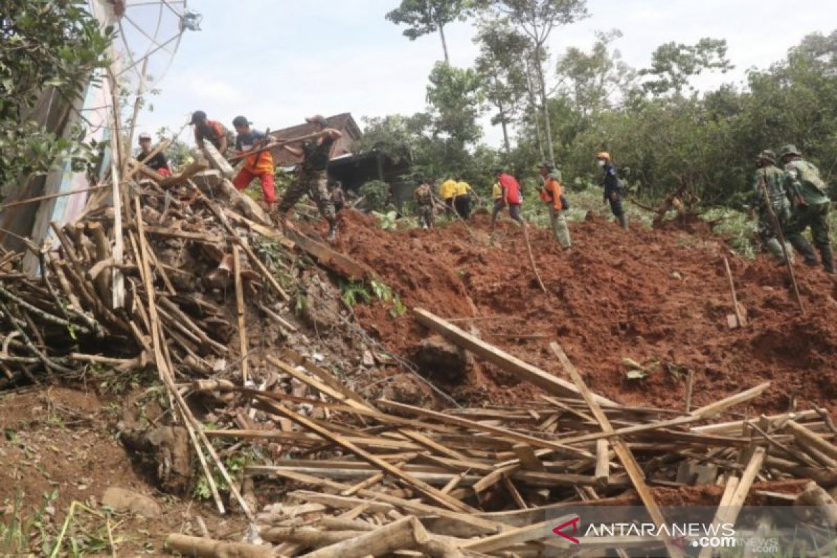 Longsor terjadi di kawasan wisata Curug Cigentis Karawang