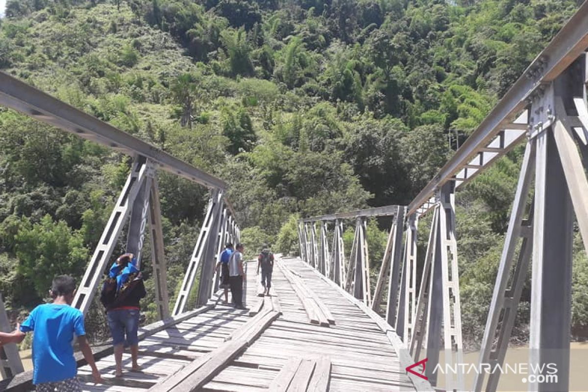 Jembatan rusak berat, akses transportasi ke Amfoang putus total