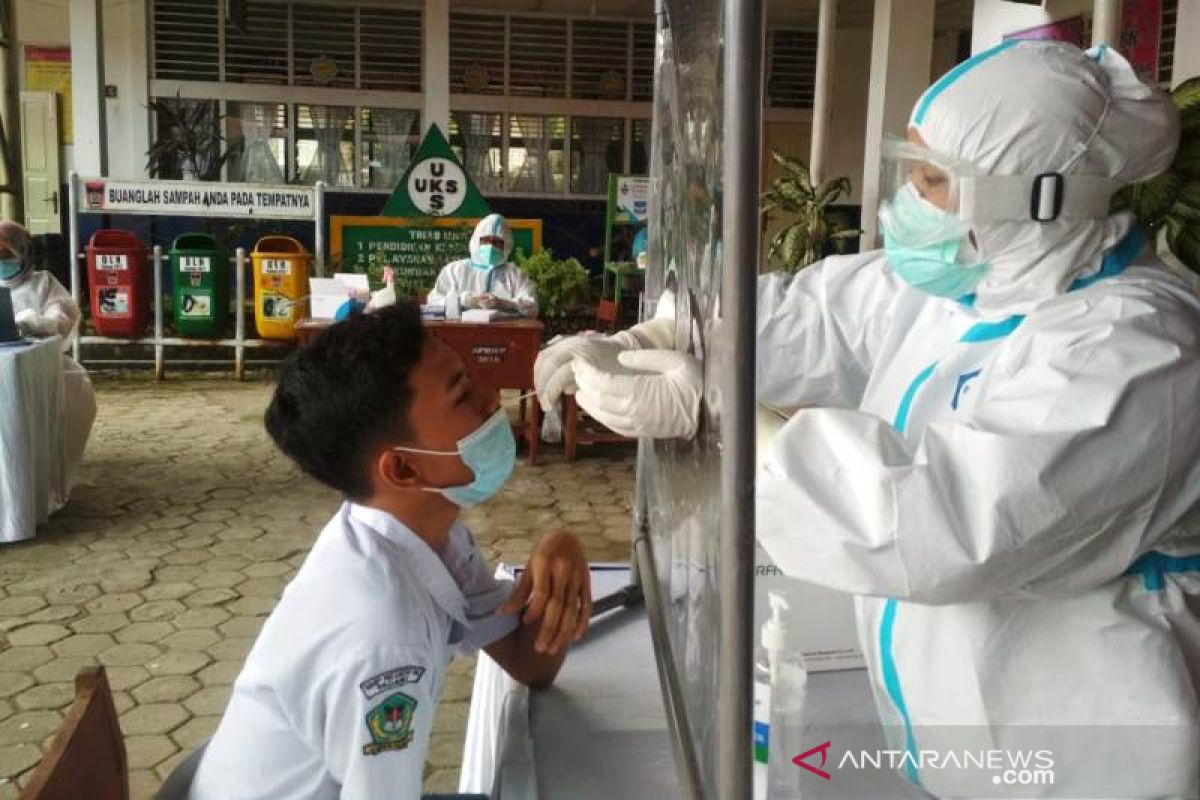 Dua guru  SMP 10 Padang positif COVID-19, belajar tatap muka dihentikan