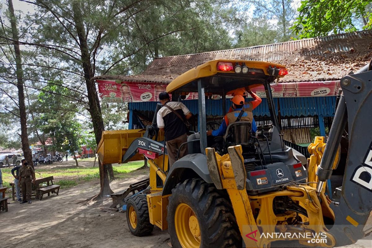 Sejumlah warung di kawasan Pantai Panjang digusur