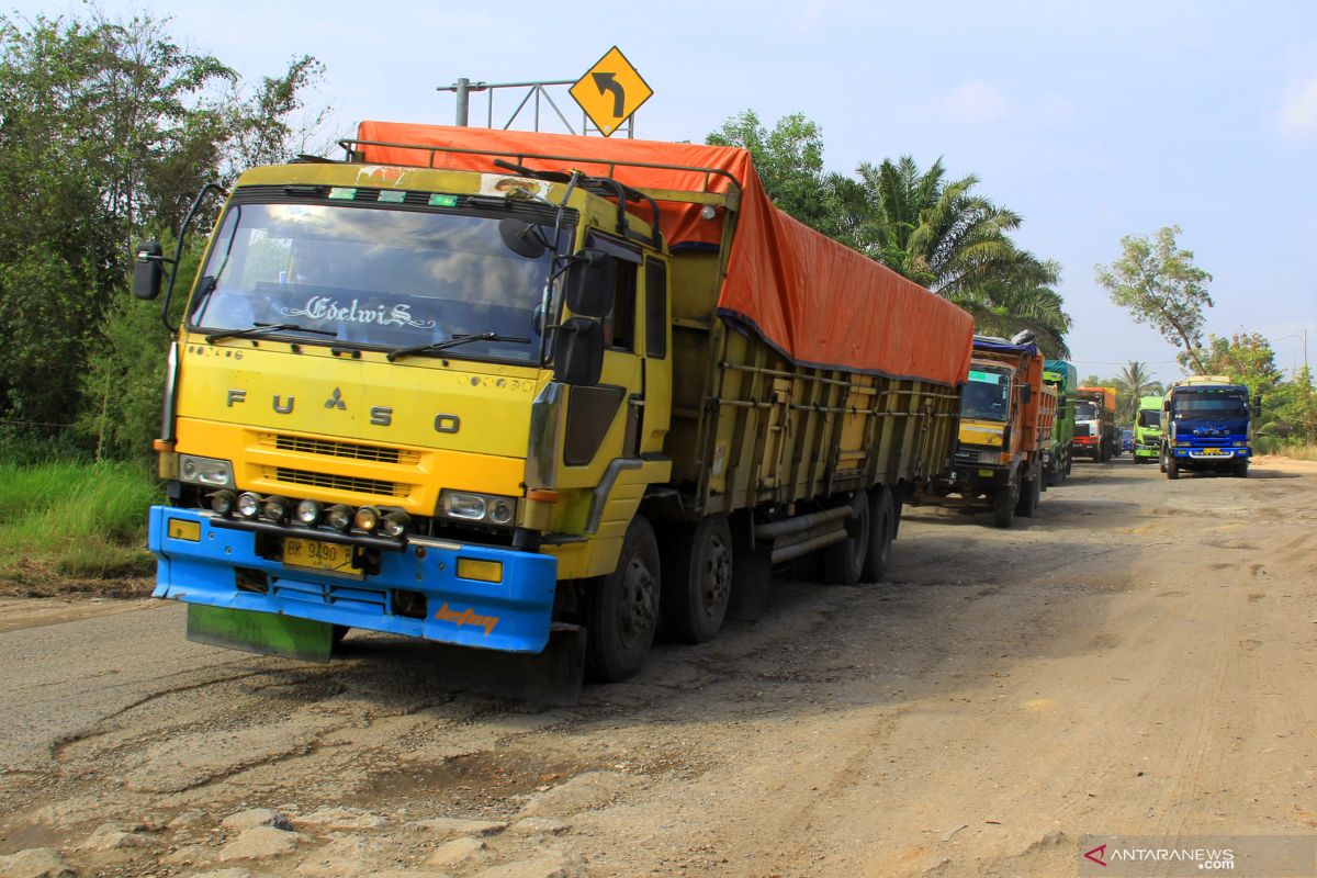 Puluhan truk diduga pemicu rusak badan jalan di Kota Teluk Kuantan