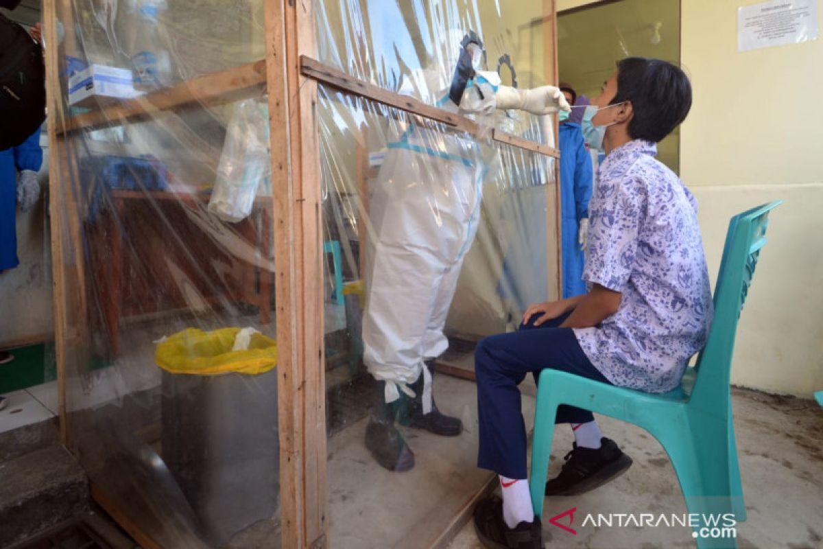 128 siswa SMPN 10 Padang ikuti tes usap di Puskesmas Pasar Ambacang