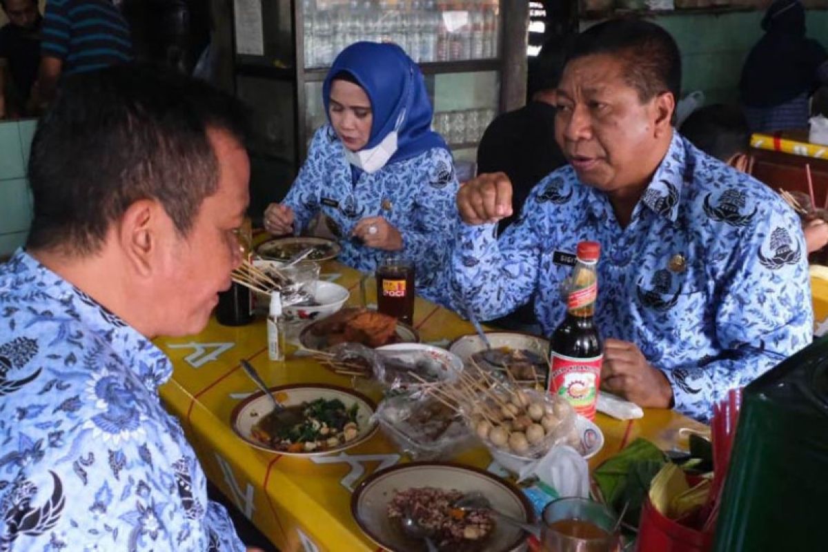 Sebelum sertijab, Sigit dan Windarti sempatkan makan di Warung "Bu Atmo"