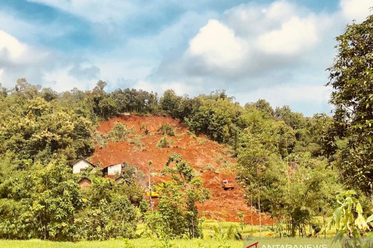 SAR  evakuasi satu korban longsor Nganjuk hari keempat pencarian