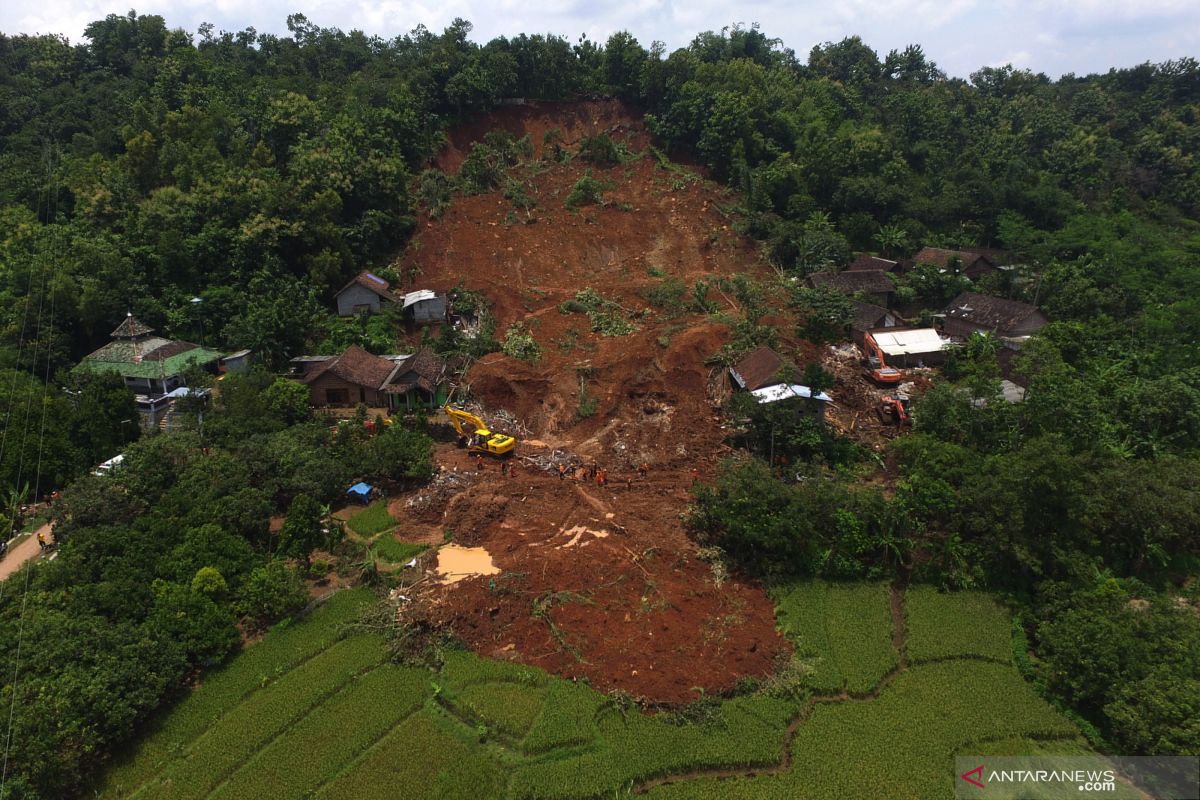 Waspada banjir dan tanah longsor di empat provinsi