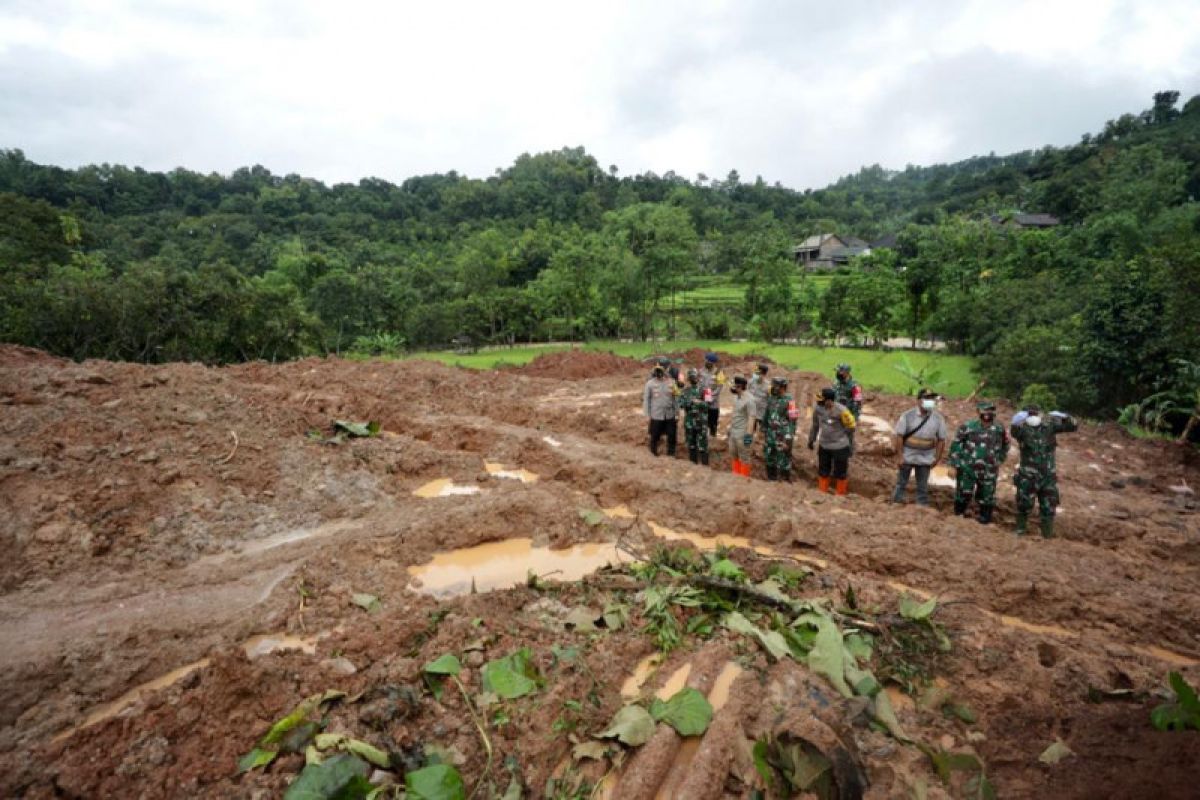 400 personel dikerahkan cari korban tertimbun longsor Nganjuk