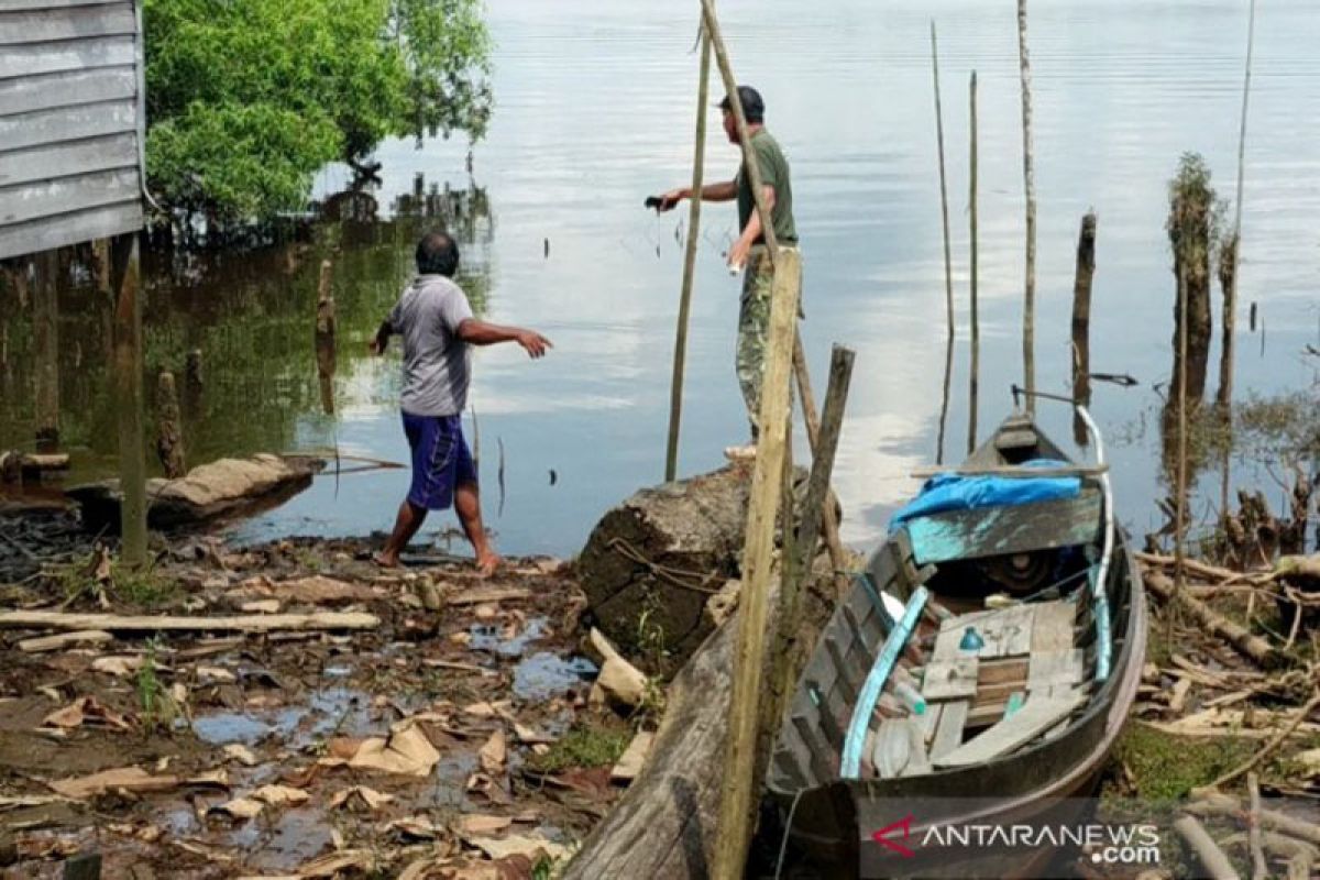 Tandon air ikhtiar warga pinggiran sungai minimalisasi serangan buaya