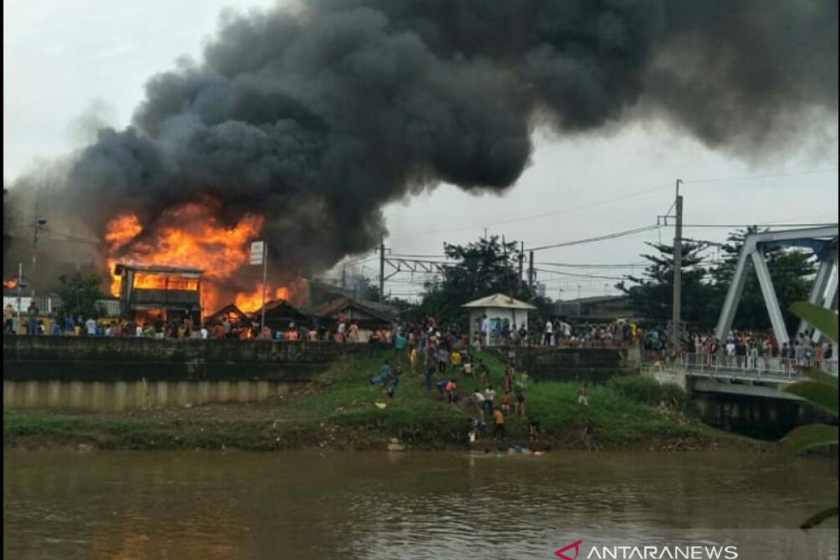 Korsleting meteran listrik diduga sebabkan kebakaran di Kali Anyar