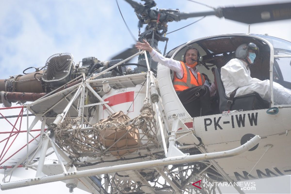 Diiringi lambaian tangan, Syahrul tinggalkan Kantor Bupati Tapsel gunakan helikopter