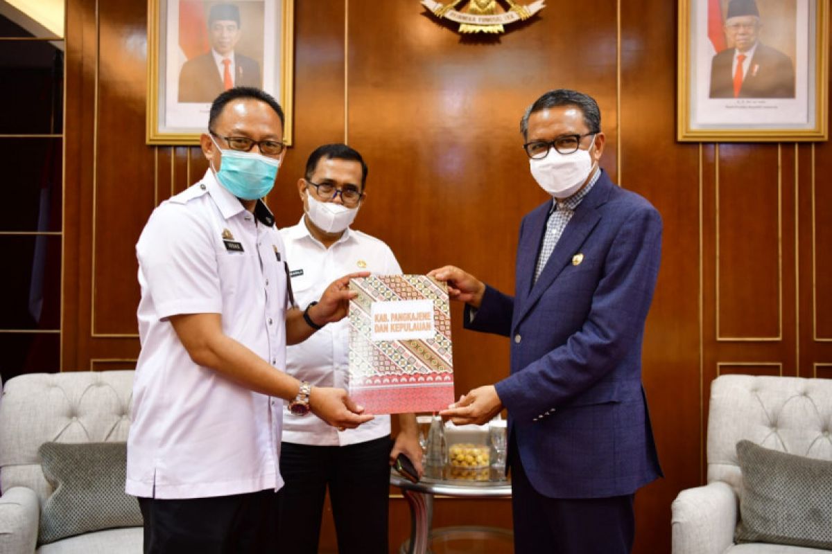 Gubernur serahkan 10 SK PLH Bupati di Sulawesi Selatan