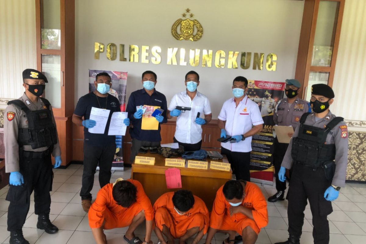Polisi bekuk tiga pelaku penipuan online melalui "Instagram" di Bali
