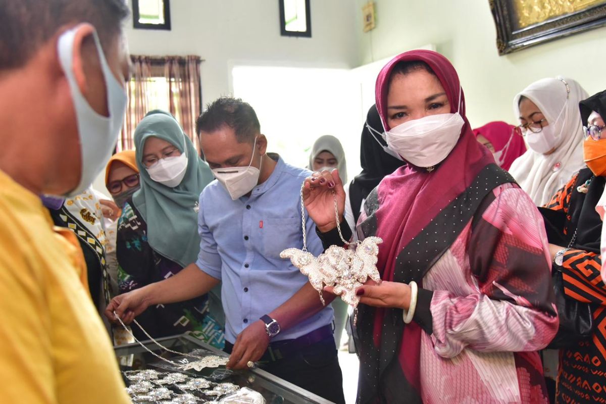 Ketua Dekranasda Sulsel berjanji kirim perajin logam belajar ke Bali