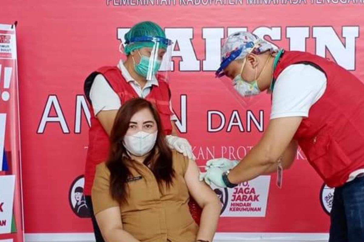 Nakes dan pejabat Forkopimda Minahasa Tenggara terima vaksin COVID-19 kedua