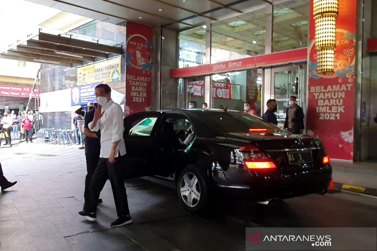 Ke Pasar Tanah Abang, Presiden Jokowi tinjau vaksinasi pedagang