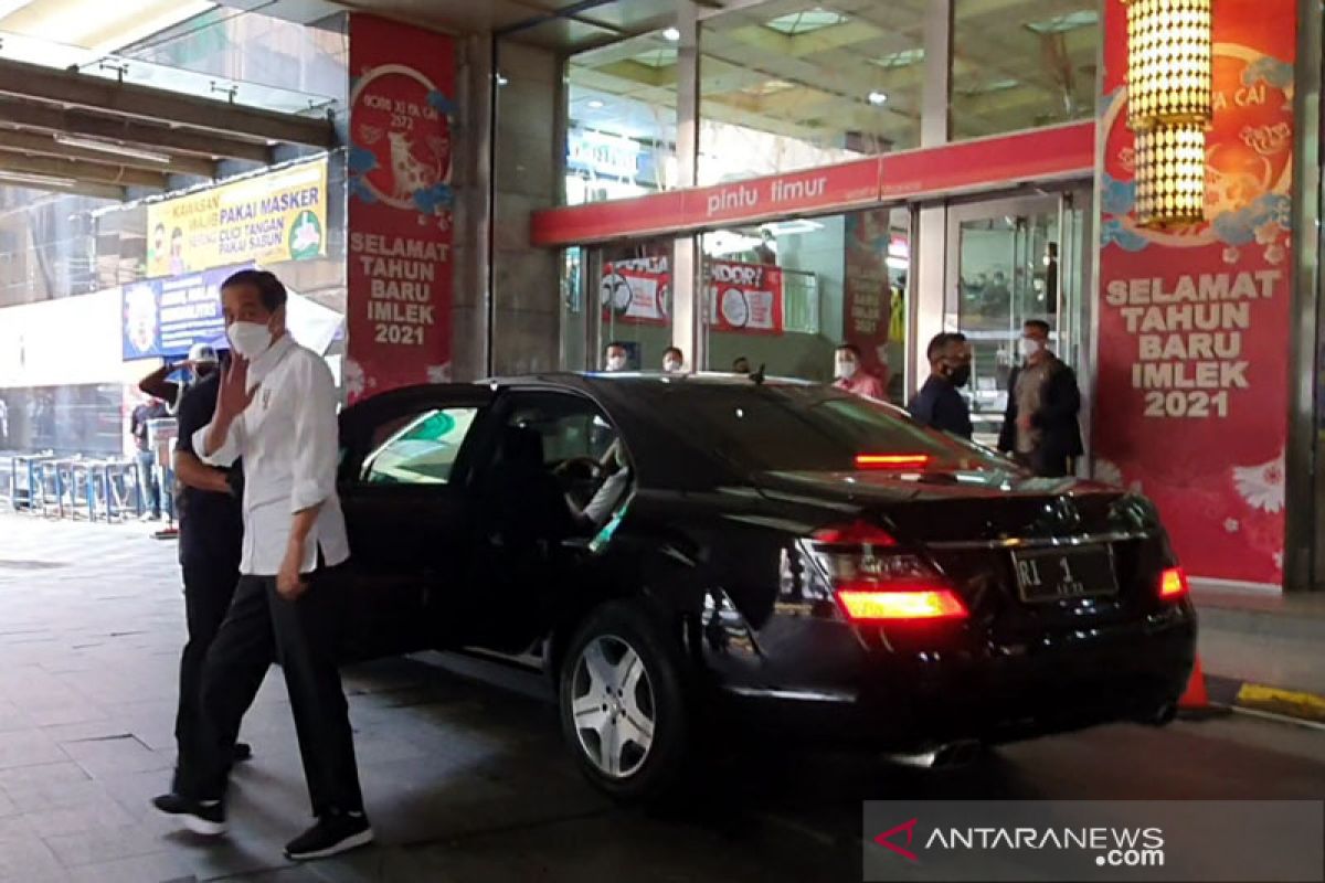 Jokowi tinjau vaksinasi pedagang di Pasar Tanah Abang Blok A