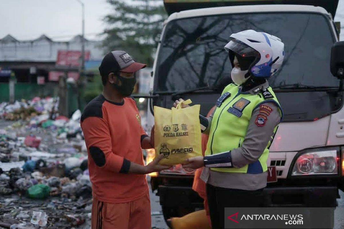 Polda terjunkan patroli Polwan Presisi bagi-bagi sembako