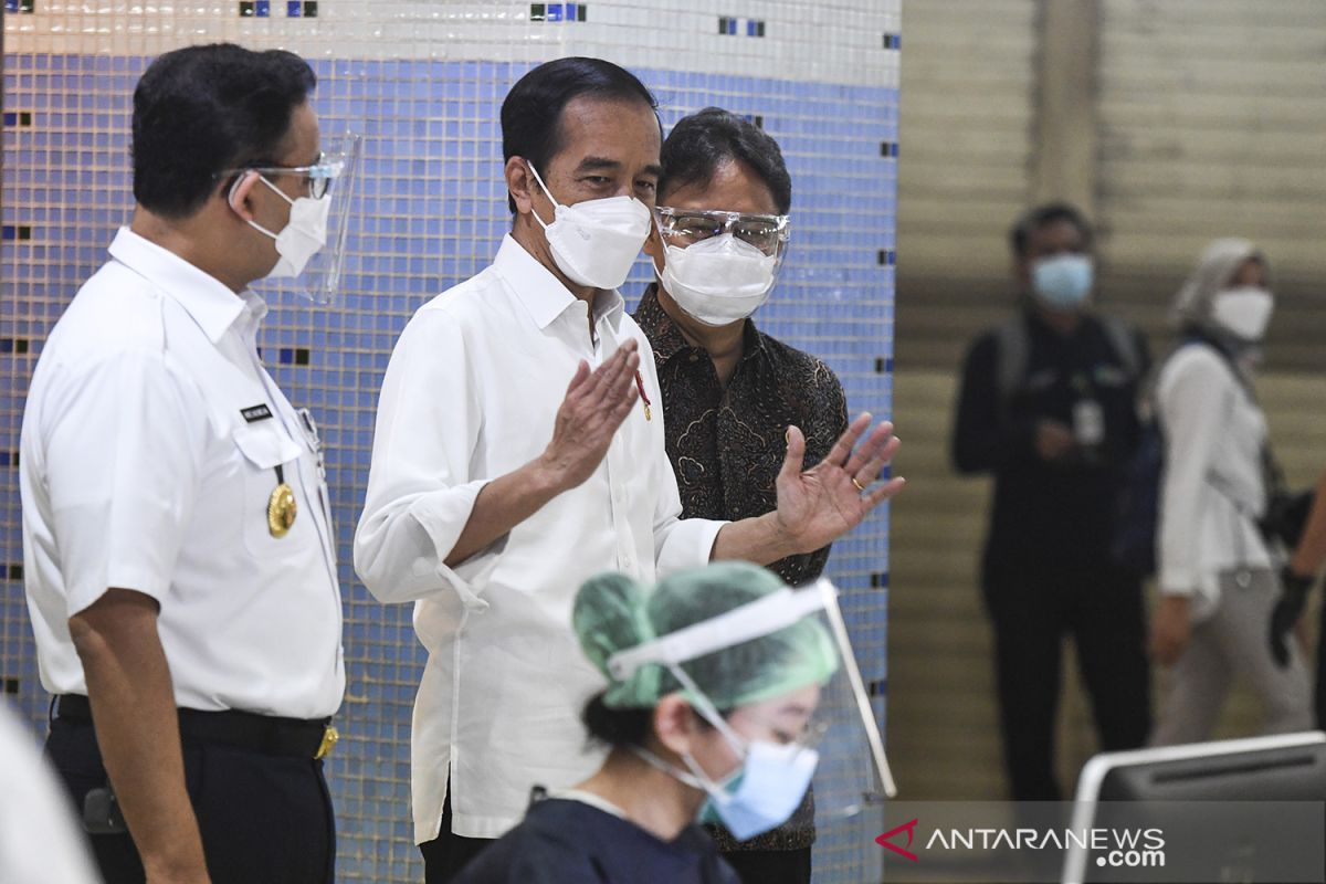 Presiden Jokowi tinjau pelaksanaan vaksinasi pada pelaku usaha di Jakarta