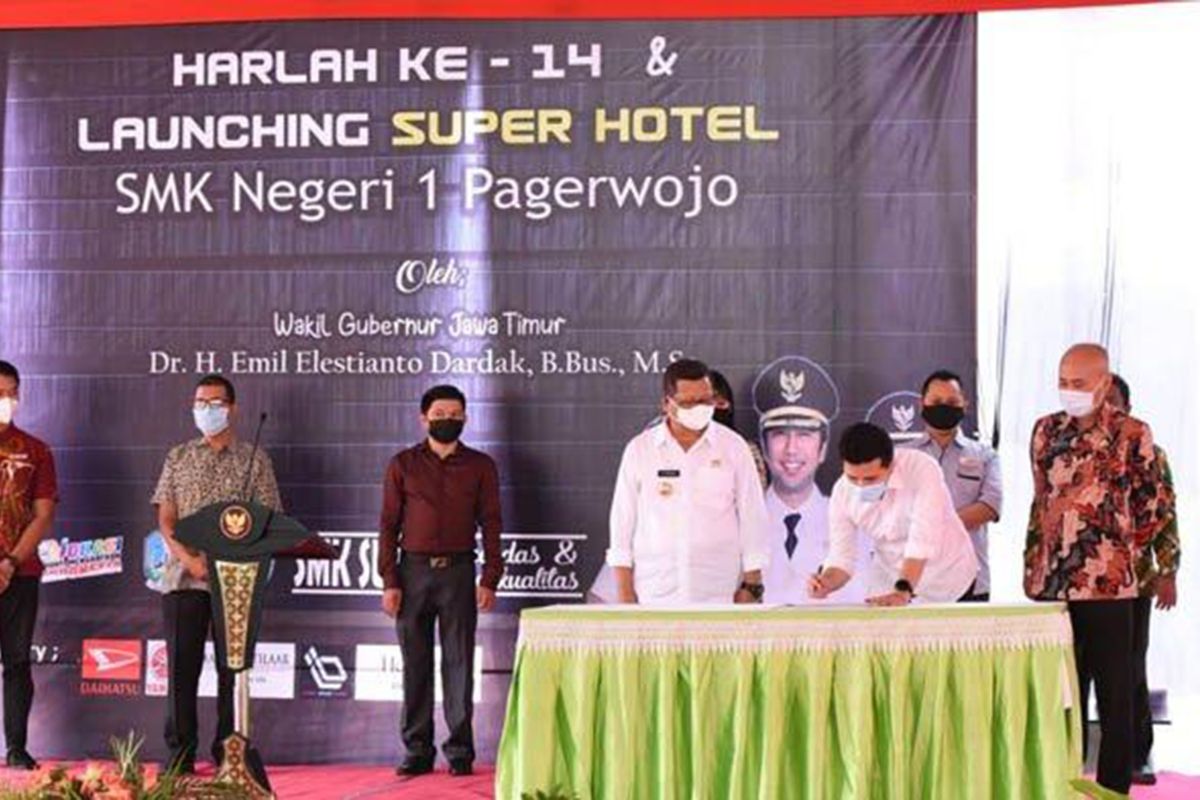 Wagub Jatim resmikan Super Hotel SMKN 1 Tulungagung di selingkar Wilis