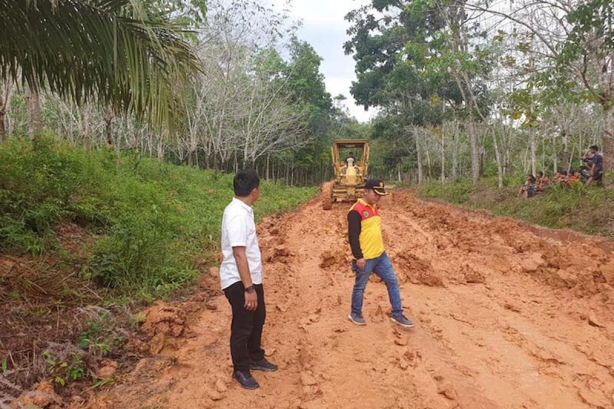 Dinas PUPR perbaiki kerusakan jalan di Plakat Tinggi  Musi Banyuasin