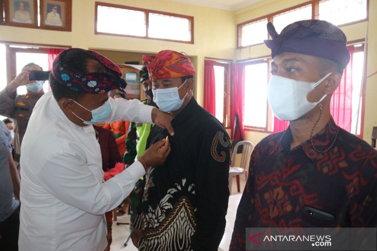 Bupati Bangli sematkan pin penghargaan kepada kades terbaik