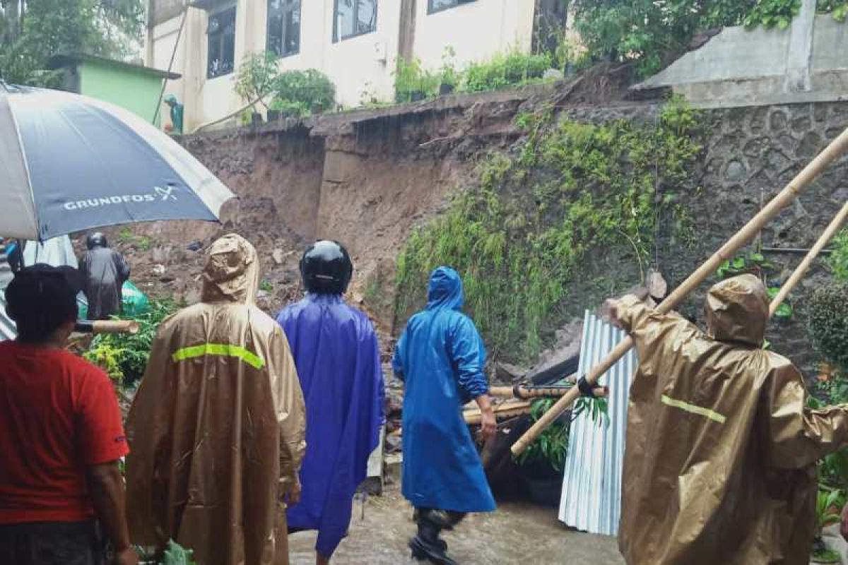 Talud Kantor Camat Watumalang Wonosobo longsor, dua orang meninggal