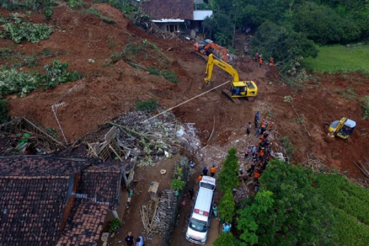 Pencarian enam korban longsor  di Nganjuk dilanjutkan