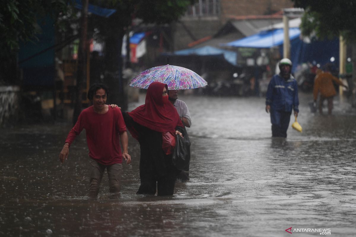 Dua pintu air di Jakarta siaga satu saat diguyur hujan deras
