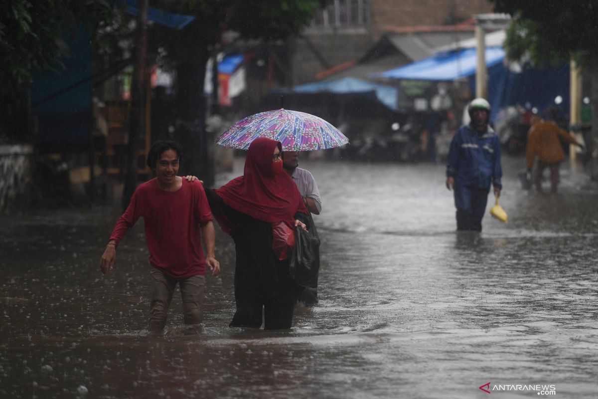 Dua pintu air di Jakarta status siaga satu