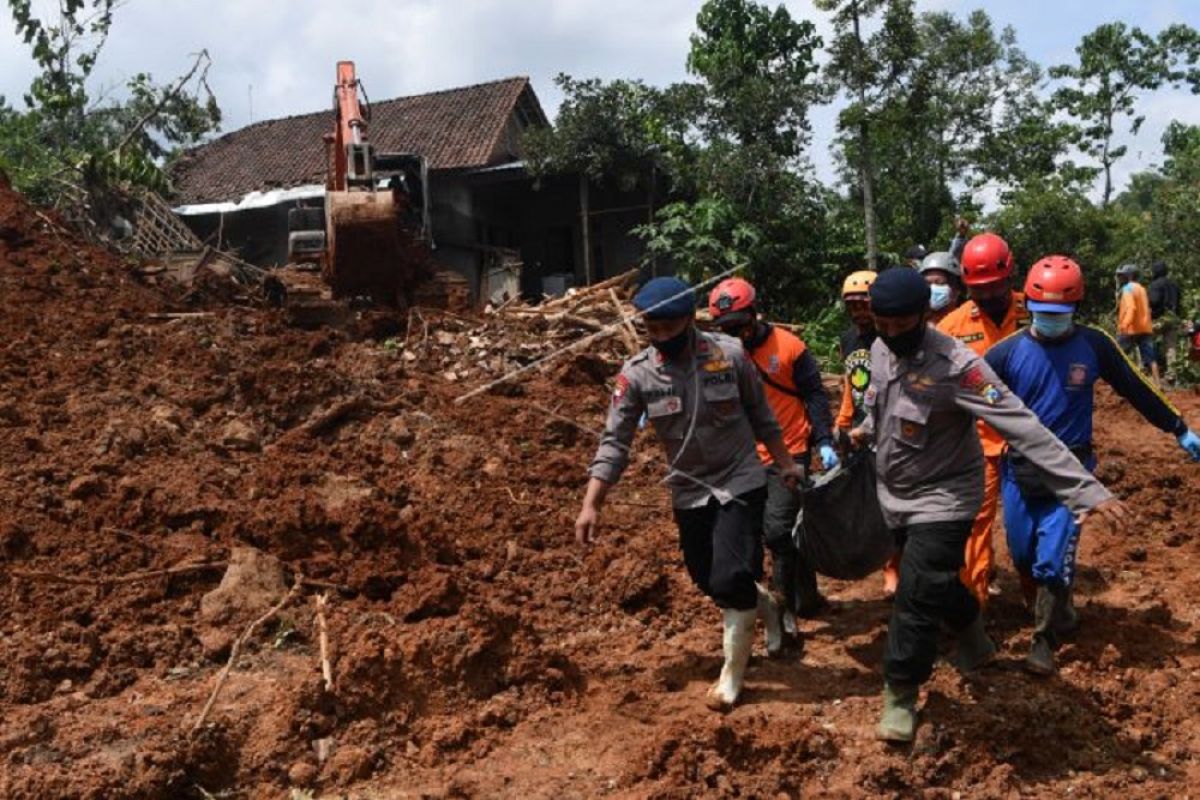 Lima jenazah korban tanah longsor di Nganjuk ditemukan