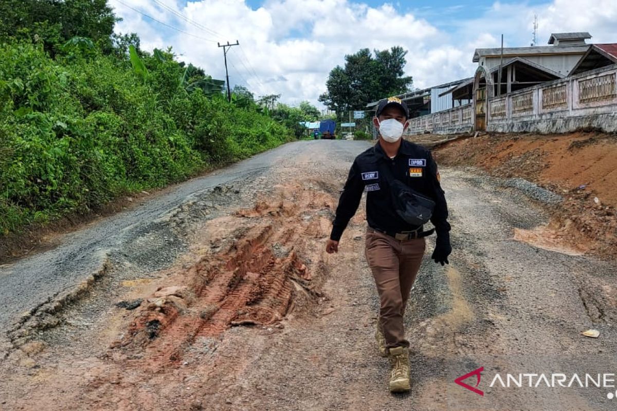 Legislator tinjau jalan rusak di Dapil tiga