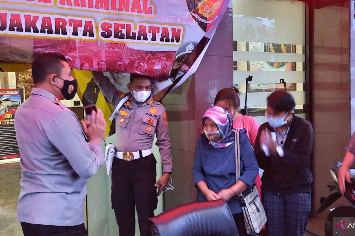 Polisi beri penghargaan kepada gadis yang gagalkan penjambretan