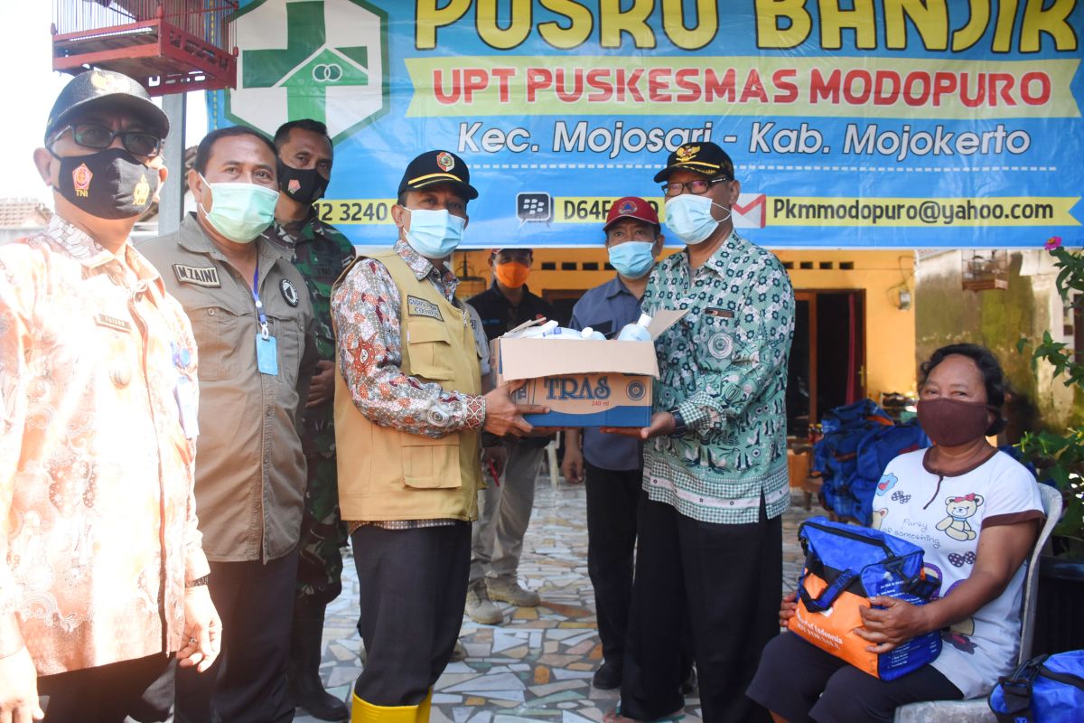 Pemkab Mojokerto serahkan bantuan kepada korban banjir