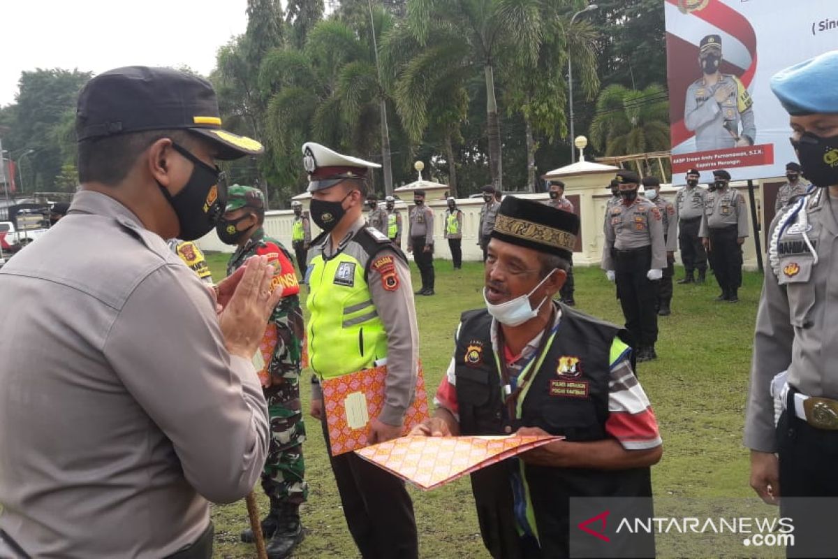 Kapolres Merangin beri penghargaan warga penyandang disabilitas bantu lalin