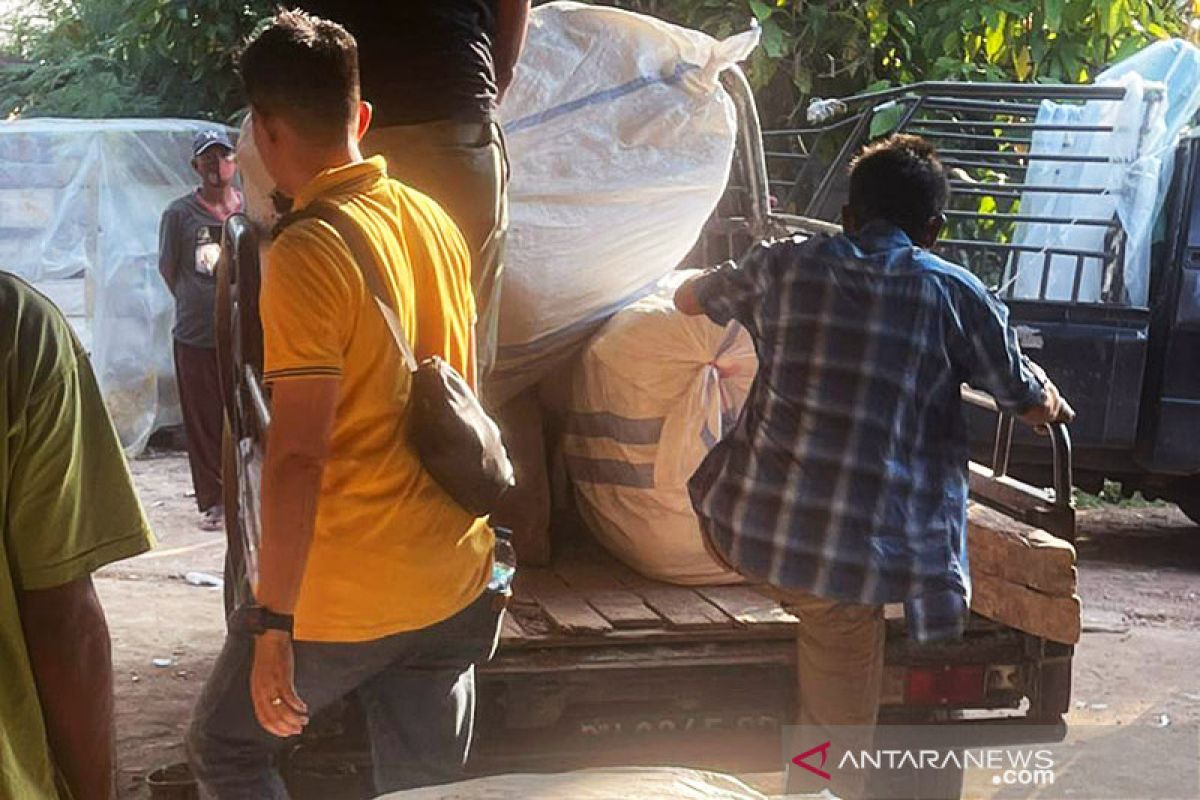 Polresta Jambi amankan 20 bal pakaian bekas impor ilegal