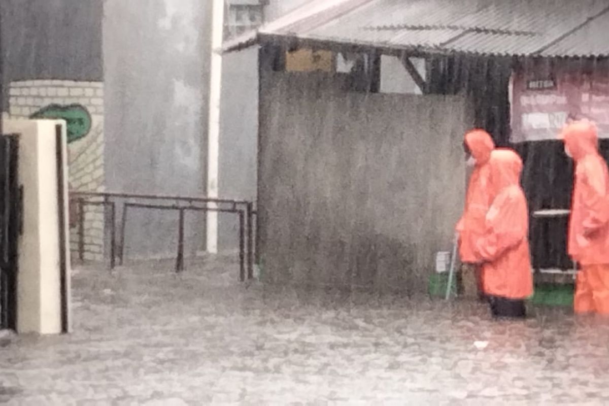 Beberapa wilayah Mampang Prapatan tergenang sampai 60 cm