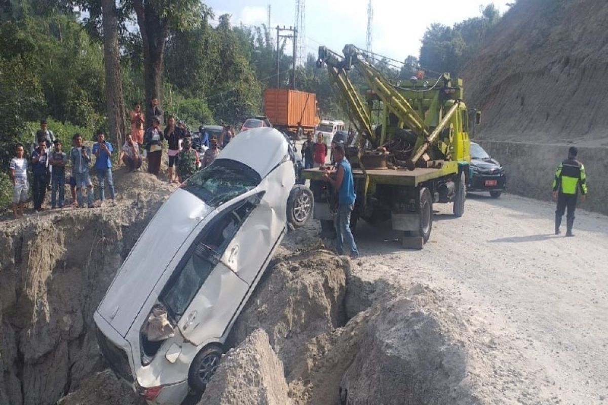 Mobil polisi masuk jurang di lintas Parapat