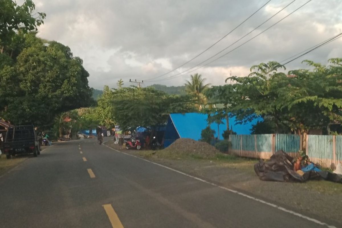 Pengungsi gempa di Majene Sulbar mulai kembali berjualan