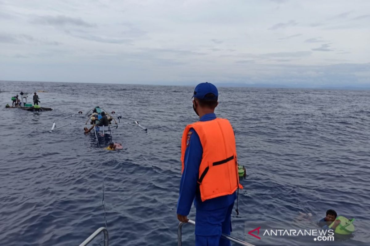 Polairud evakuasi ABK KM Bintang Timur tenggelam  di perairan Parimo