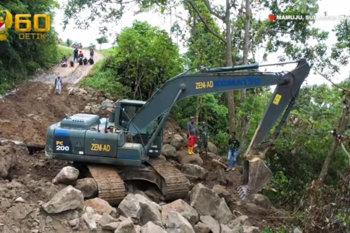 Zeni TNI AD bersihkan akses jalan terdampak longsor Majene
