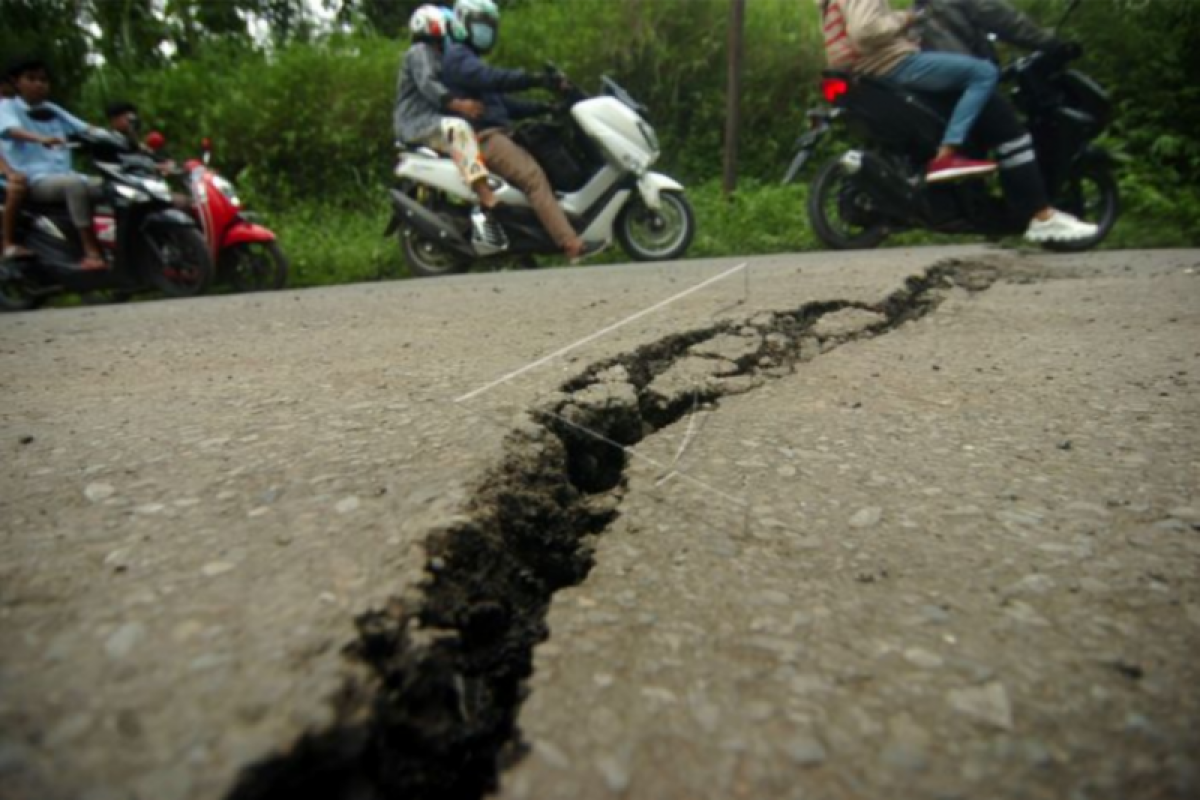 Jalan retak kedalaman 50 centimeter