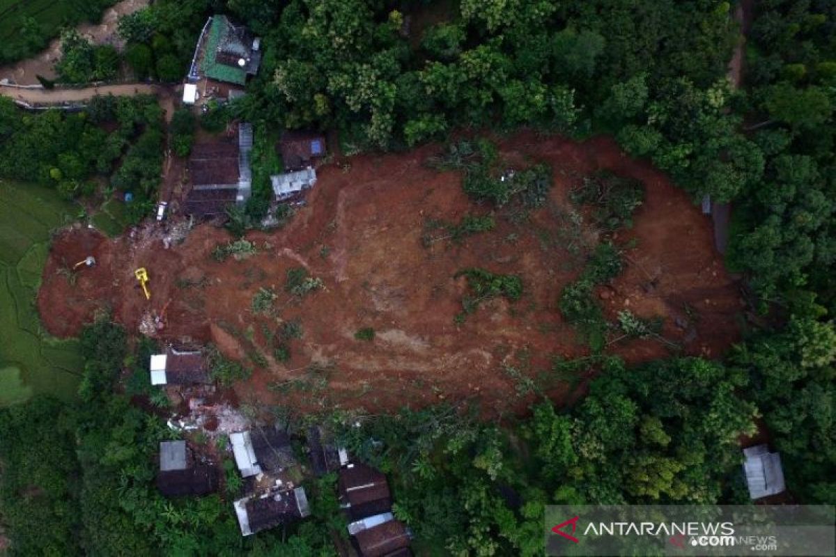 PLN fokus pulihakan kelistrikan di lokasi pengungsi longsor Nganjuk