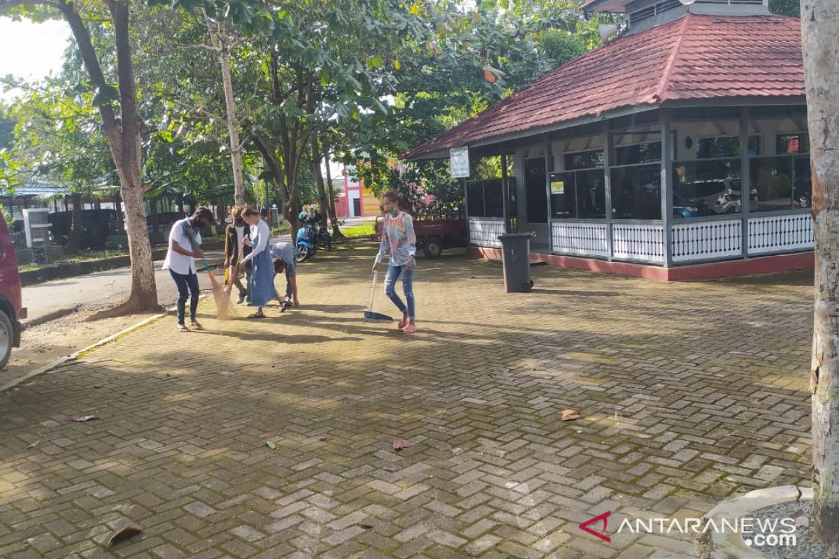 Satpol PP beri sanksi anak muda langgar Perda Ketertiban Umum