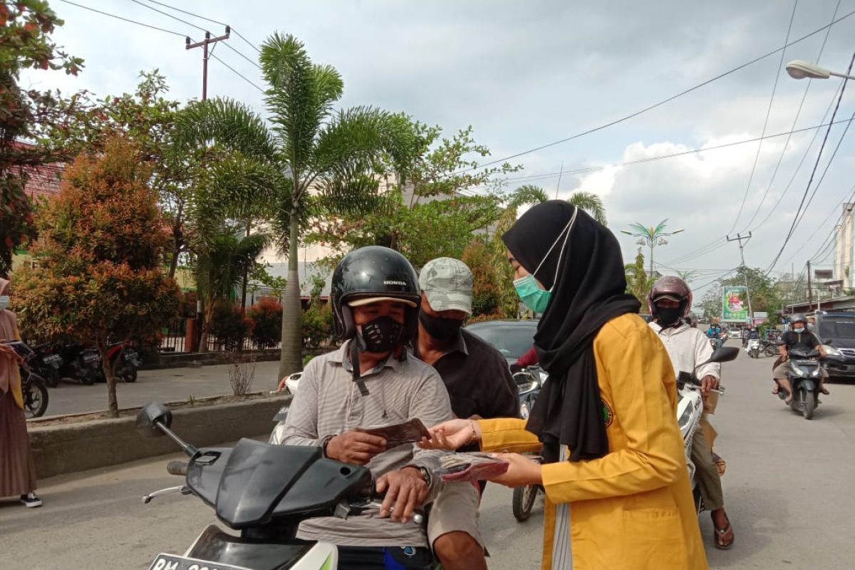 Mahasiswa Unisi bagi-bagi masker kepada pengguna jalan