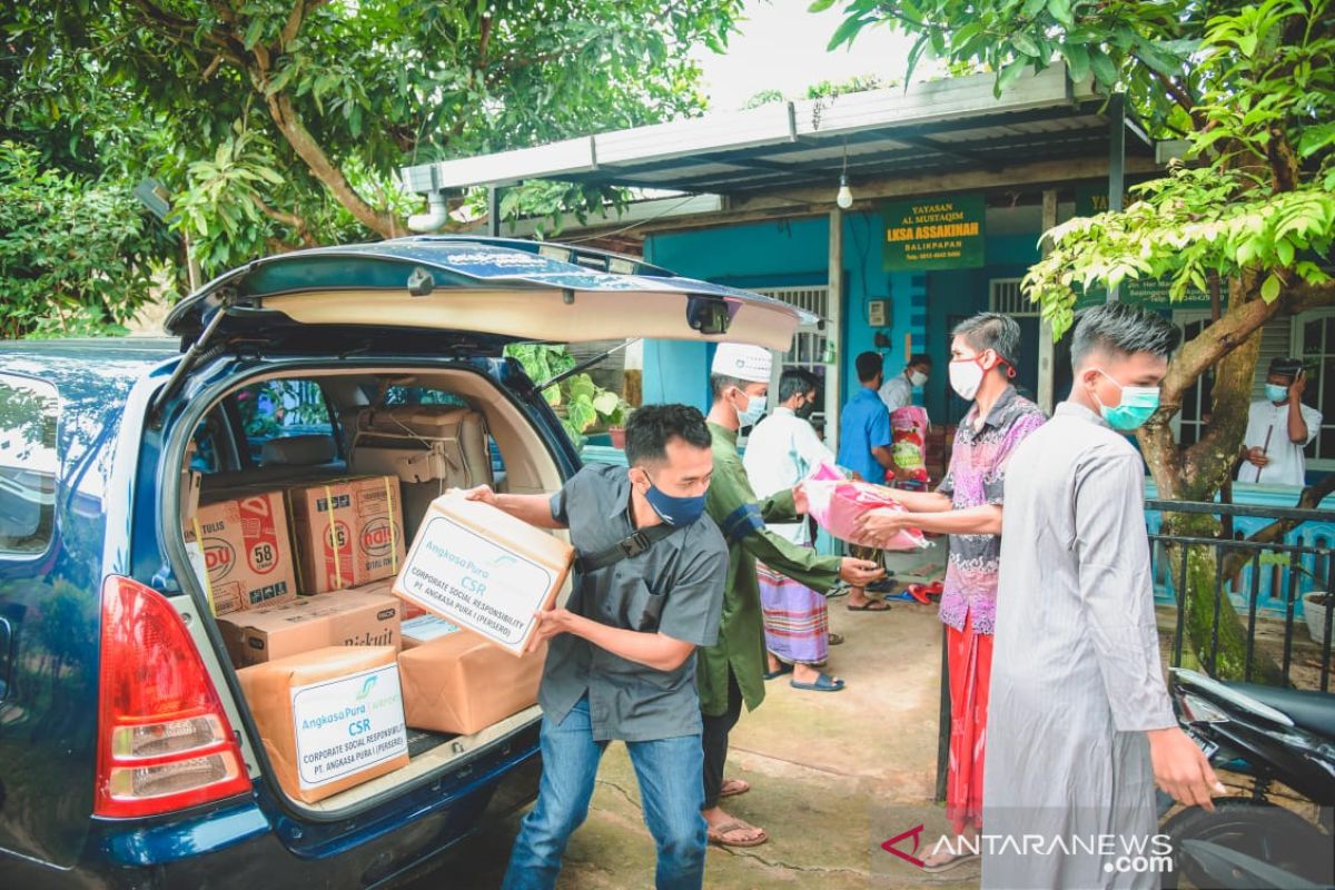 Angkasa Pura I Sepinggan bagikan paket bantuan kepada anak panti asuhan