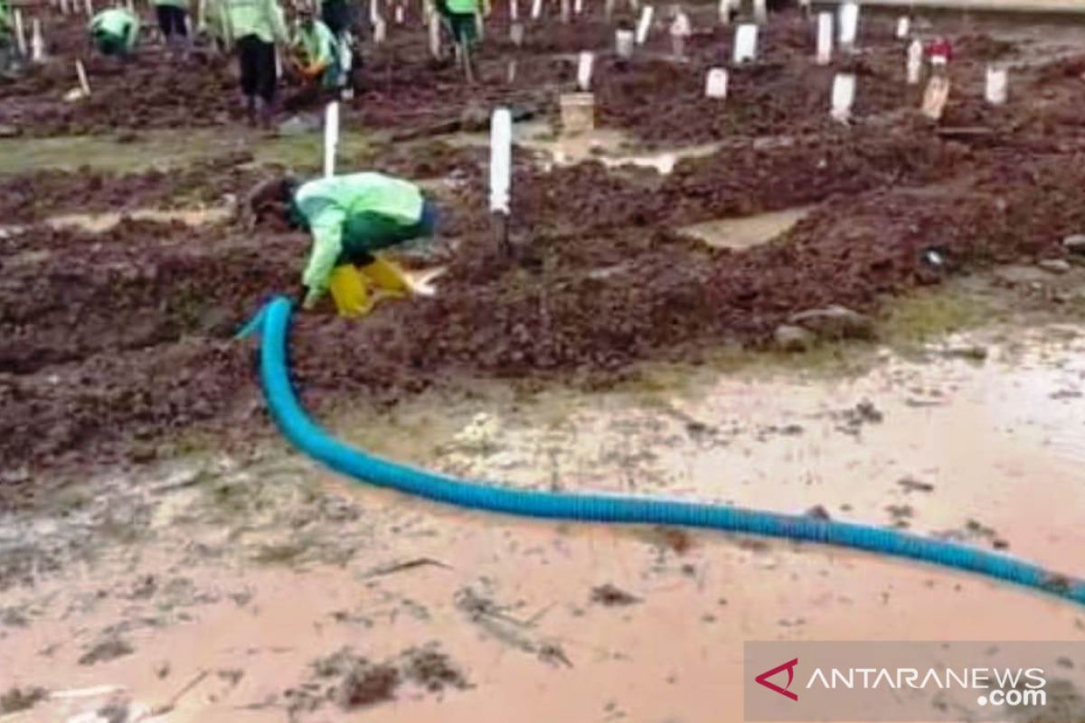 Puluhan liang lahat TPU Bambu Apus terisi genangan air hujan