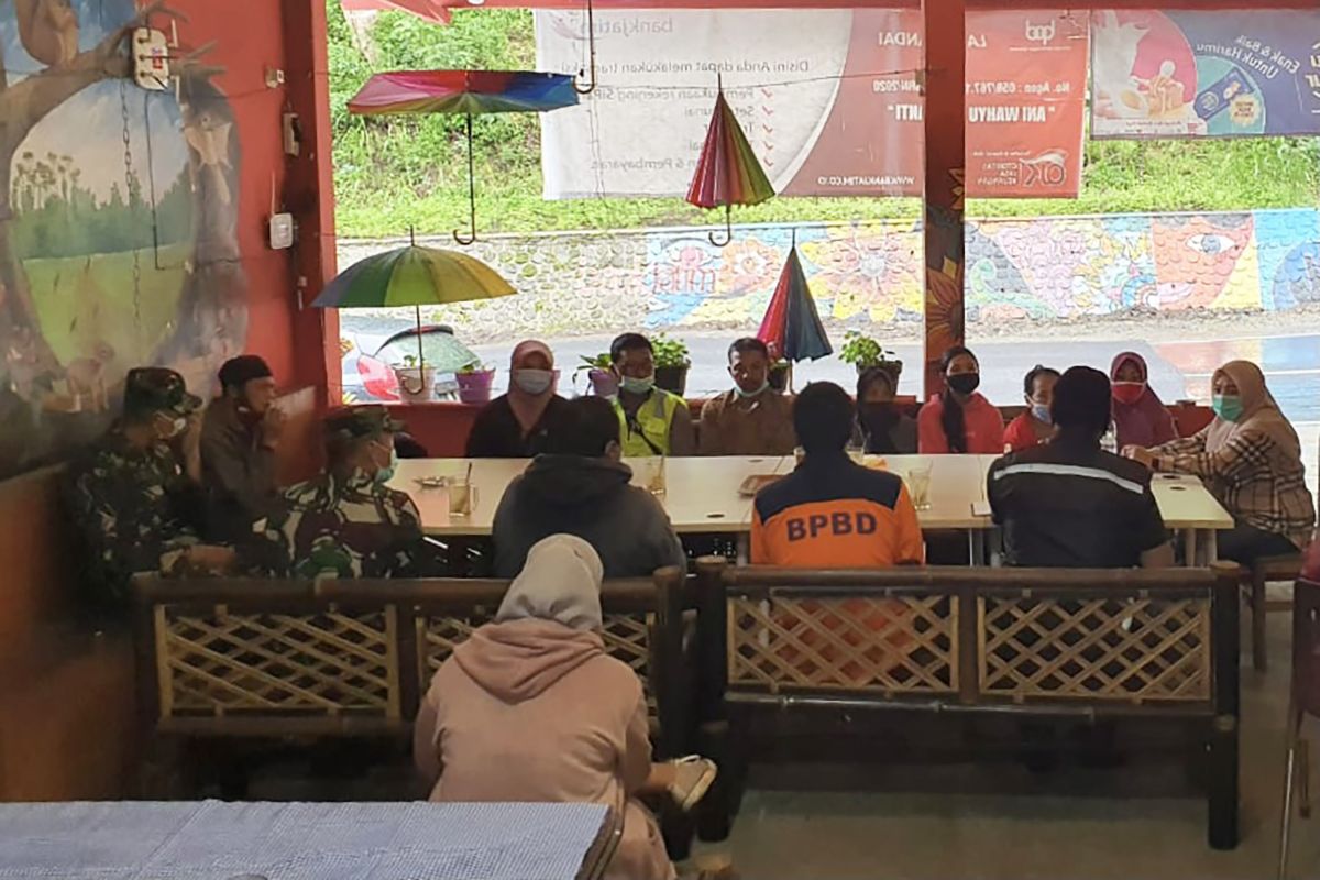 Antisipasi longsor, belasan pedagang di kawasan Payung Kota Batu dievakuasi